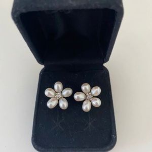 Pearl flower stud earrings